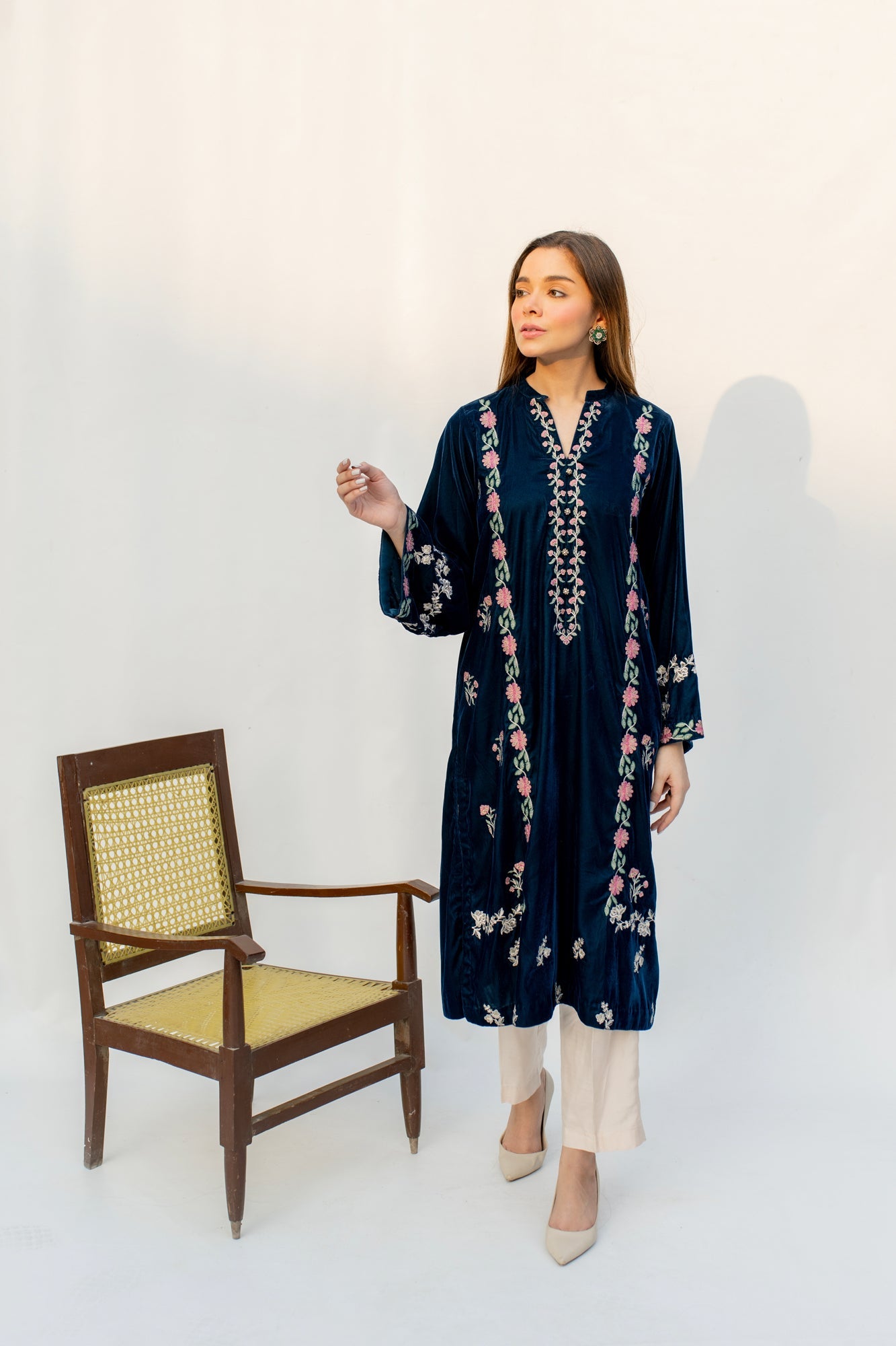 Lakhany LG-IZ-0256 Velvet RTW 2024