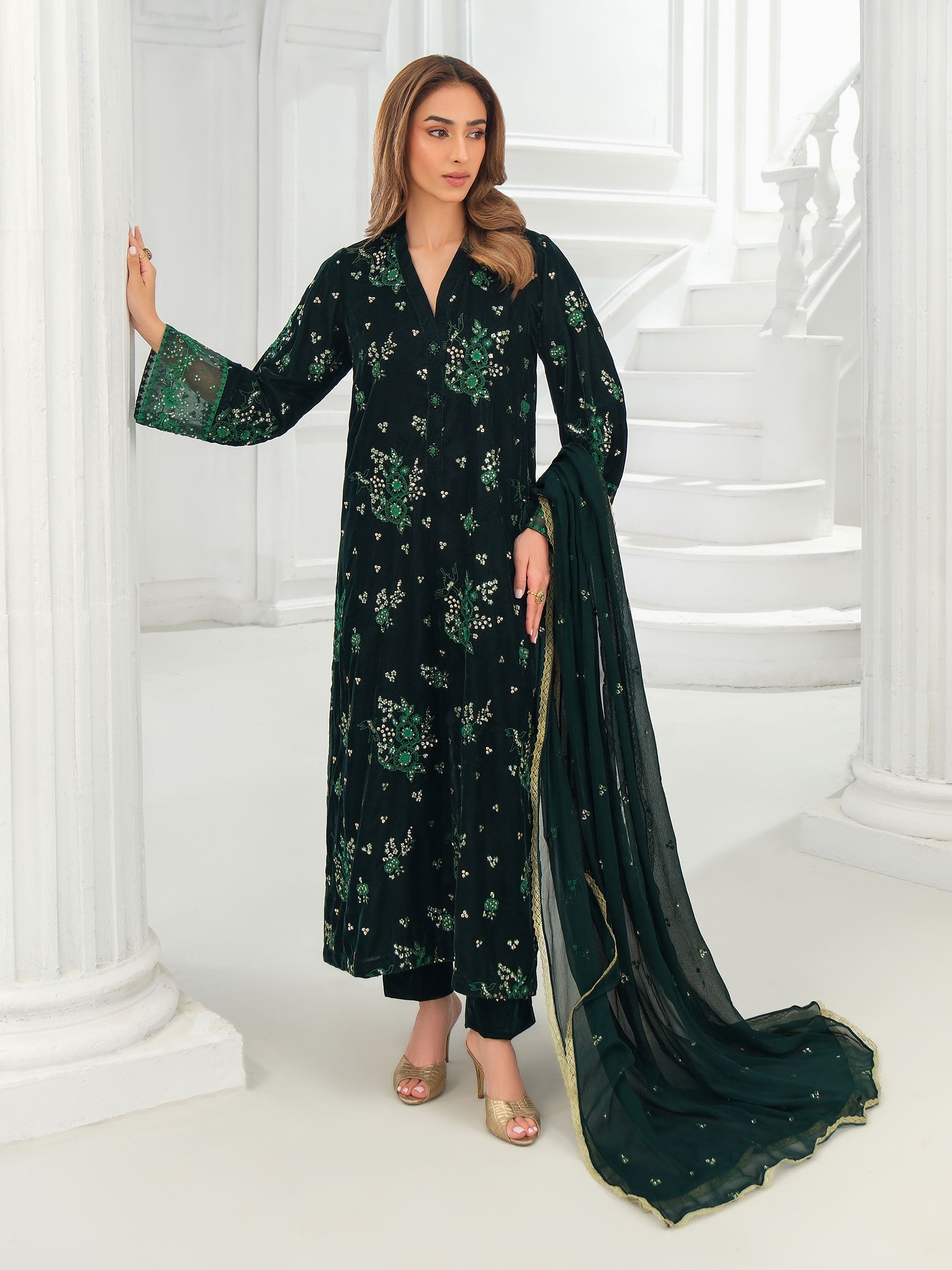 Limelight U4375SU-3PC-227 Winter Embroiderd Collection 2025 Sara Clothes Limelight U4375SU-3PC-227 Winter Embroiderd Collection 2025 Sara Clothes