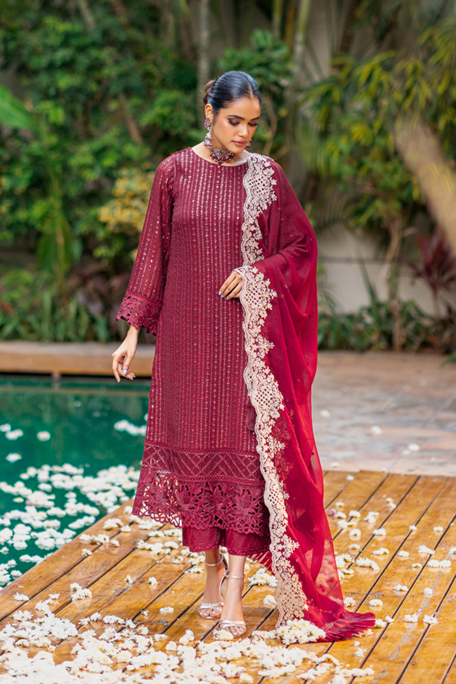 iqra aziz red dress Iqra Aziz