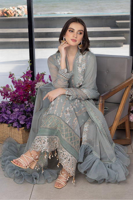 Wearing a beautiful design from... - Hania Amir Official | Facebook