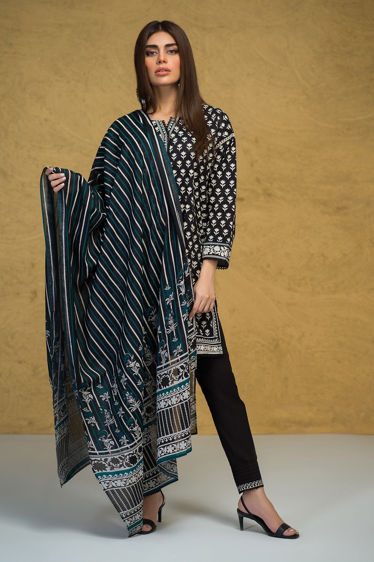 khaadi casual dresses Dress Design Khaadi Pakistani Dresses Eid Khaadi New Collection Khaadi Eid Pakistani Khaadi Hot Khadi