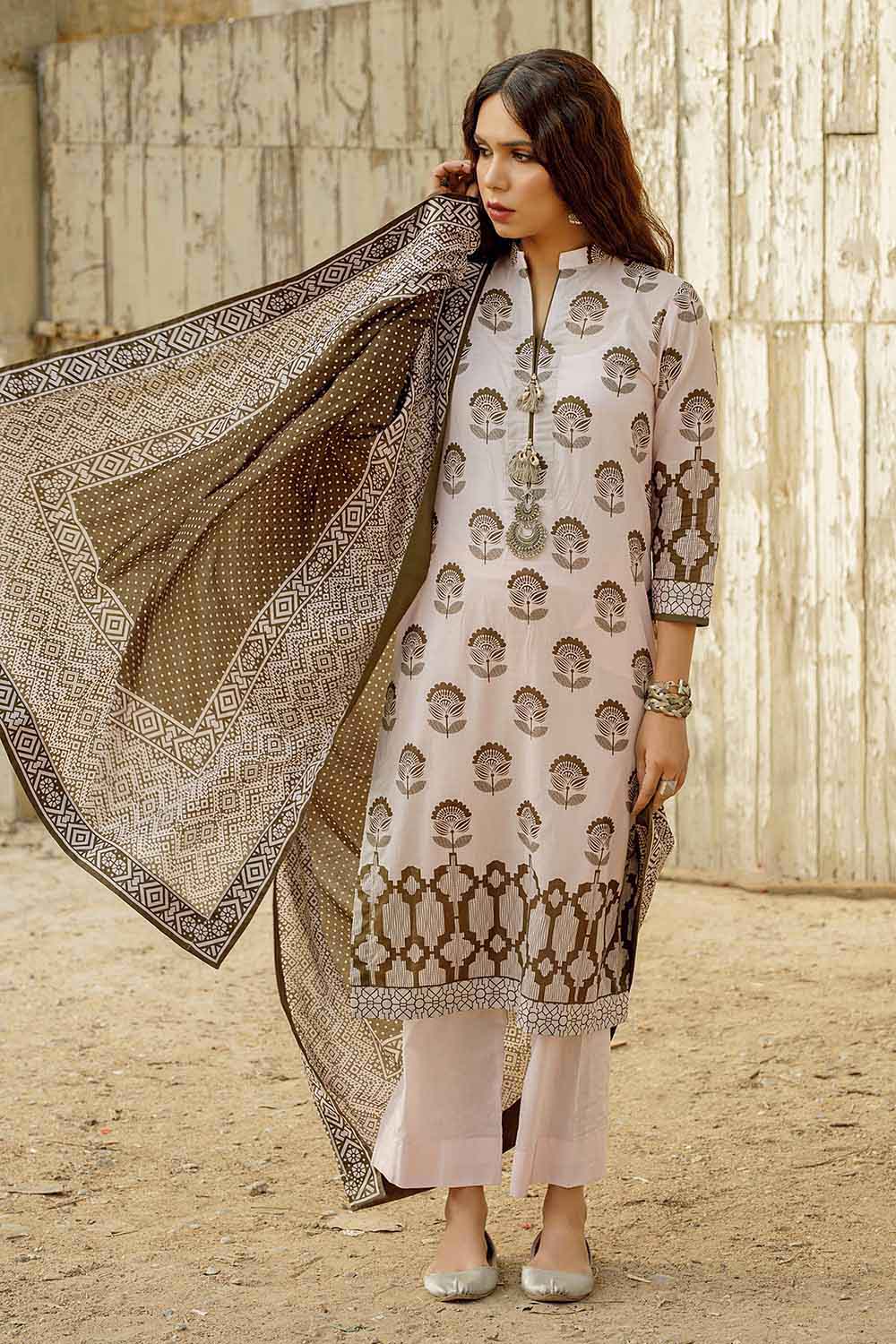 Gul Ahmed CL-22124 Lawn Essential 2022 – Sara Clothes